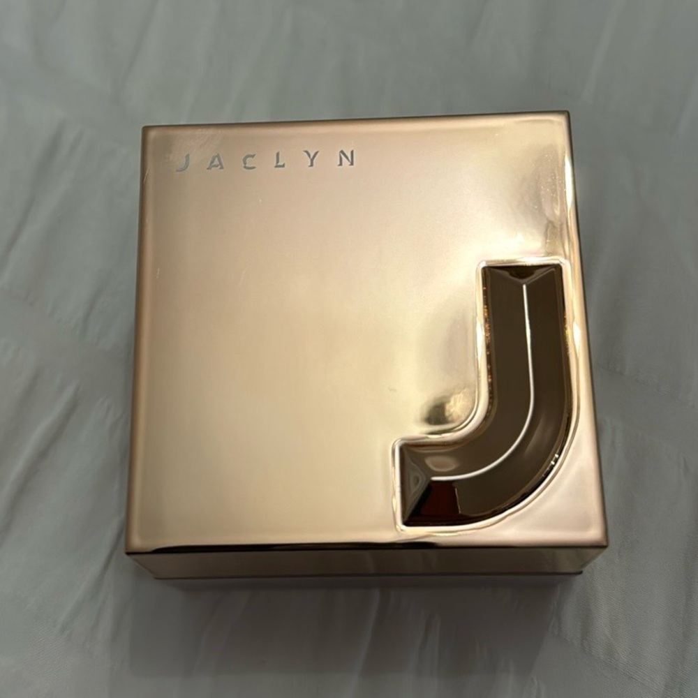 Jaclyn Cosmetics highlighter